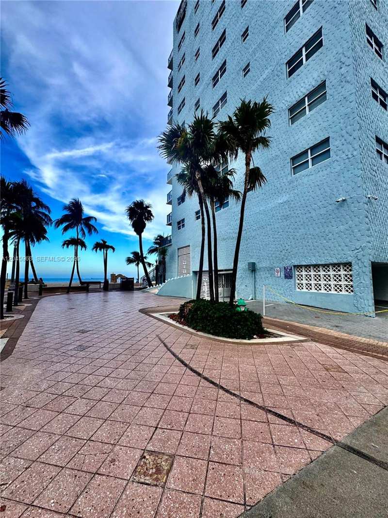 400 N Surf Rd, Hollywood FL 33019