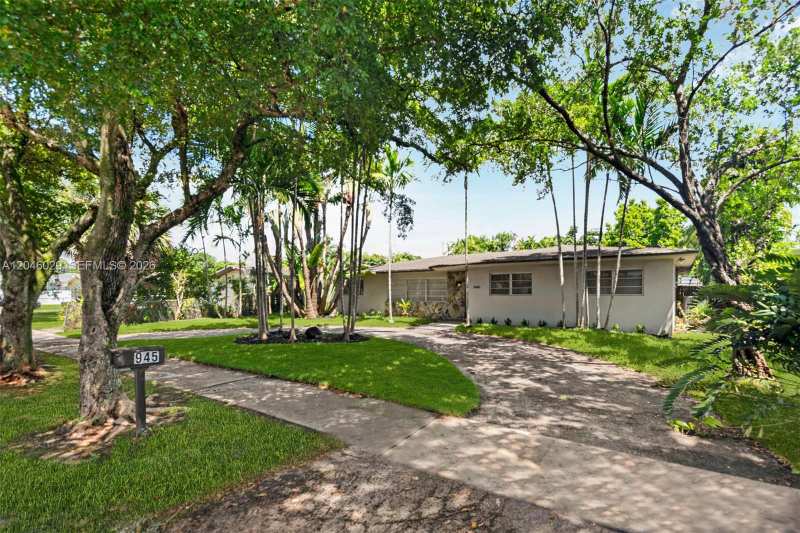 945 NE 176th St, Miami FL 33162