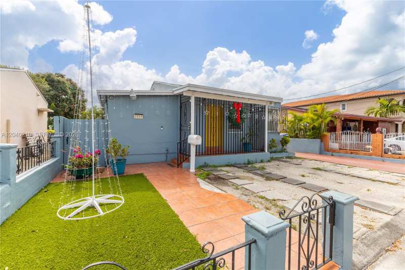 2818 SW 2nd St, Miami FL 33135