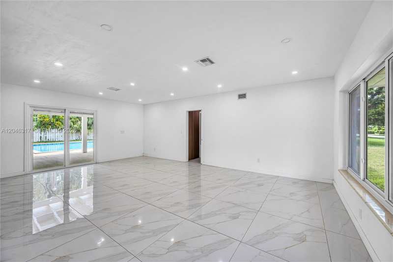 12525 SW 68th Ct, Pinecrest FL 33156
