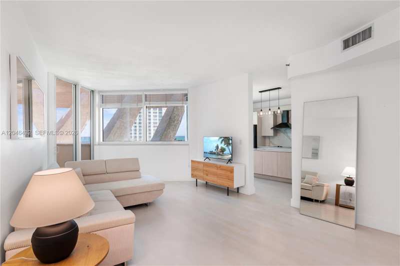 300 S Pointe Dr # 907, Miami Beach FL 33139