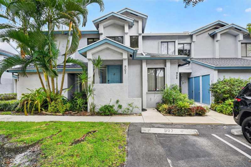 907 Harbour Pointe Way, FL 33413