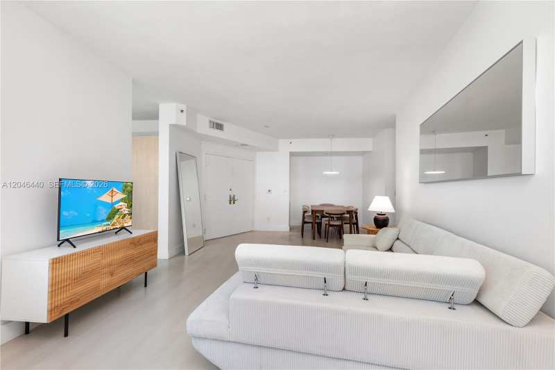 300 S Pointe Dr # 907, Miami Beach FL 33139