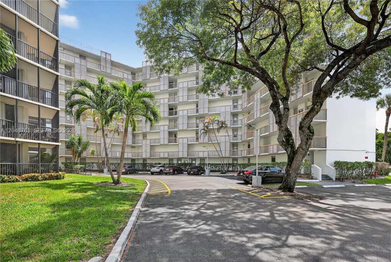 3401 N Country Club Dr # 109, Aventura FL 33180