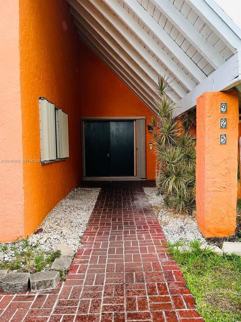 925 NE 207th Ter # 0, Miami FL 33179