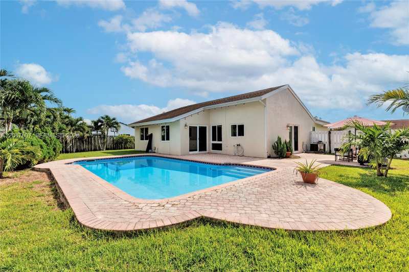 681 Pine Ridge Ter, Davie FL 33325