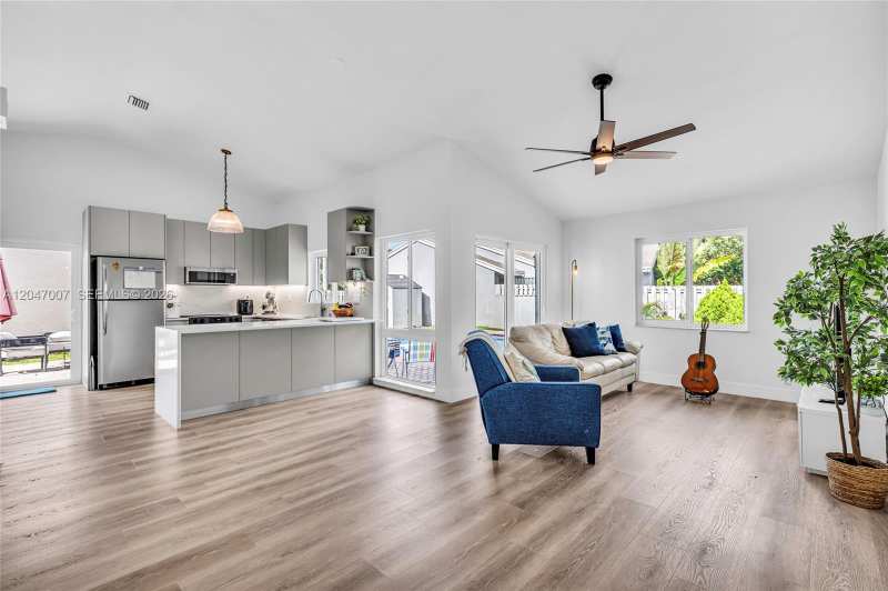 681 Pine Ridge Ter, Davie FL 33325