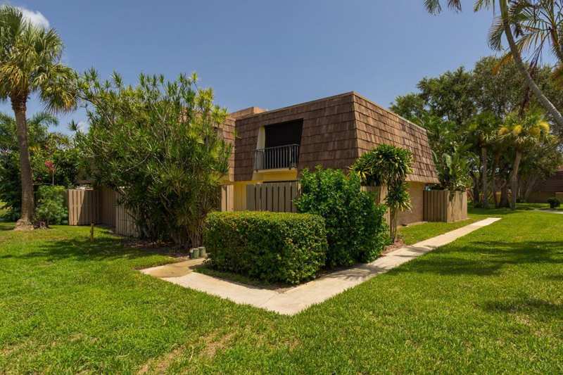 818 8th Court, Palm Beach Gardens FL 33410