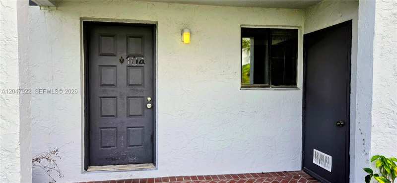 153 Lakeview Dr # 104, Weston FL 33326