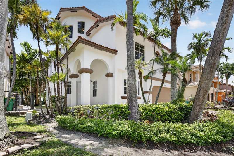 12410 SW 1st St, Plantation FL 33325