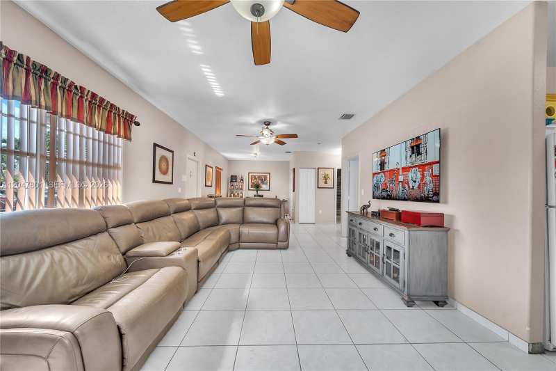 7565 N Augusta Dr # 7567, Hialeah FL 33015