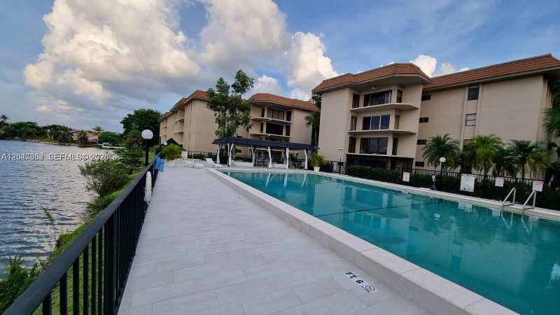 461 Ives Dairy Rd # 2, Miami FL 33179