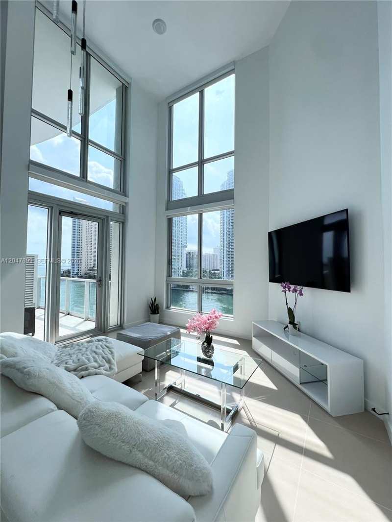 300 S Biscayne Blvd # 814, Miami FL 33131