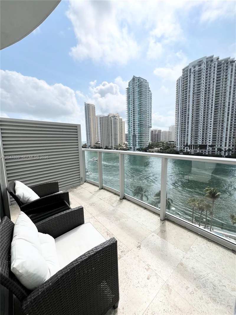 300 S Biscayne Blvd # 814, Miami FL 33131