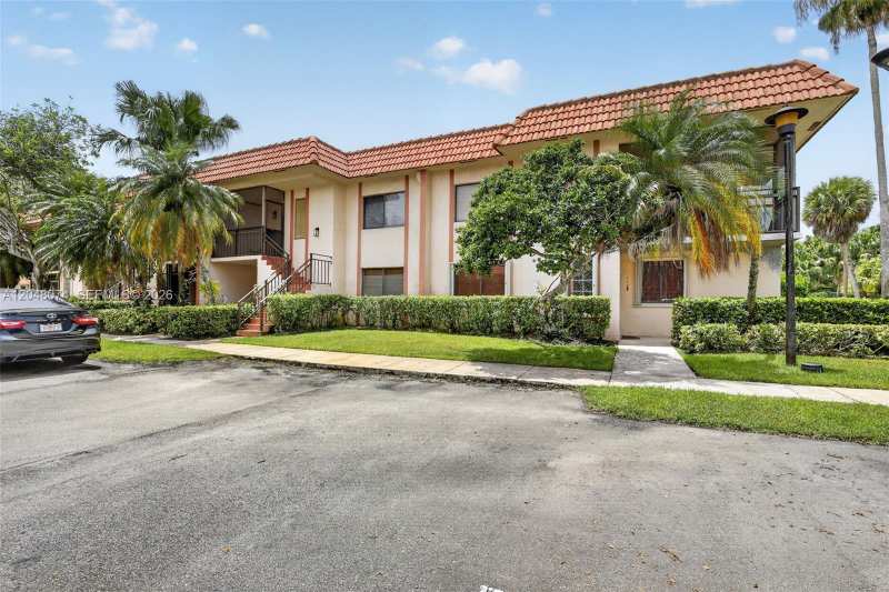 359 Lakeview Dr # 102, Weston FL 33326