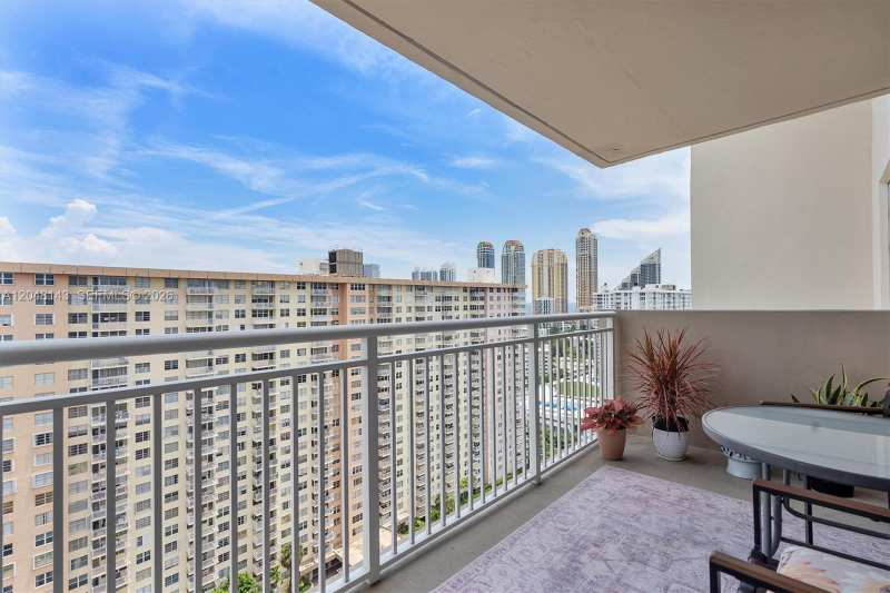 WINSTON TOWERS 100 CONDO