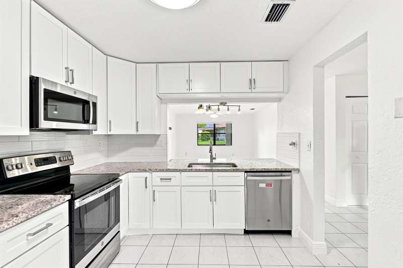10 Seneca Court, Royal Palm Beach FL 33411