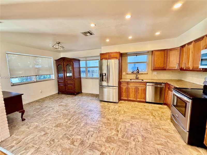 45 SE 14th St, Dania Beach FL 33004