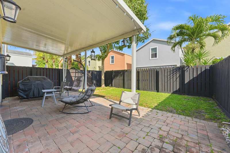 3221 John's Place, Palm Springs FL 33461