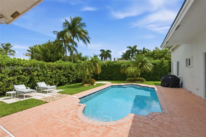 2542 Eagle Run Dr, Weston FL 33327