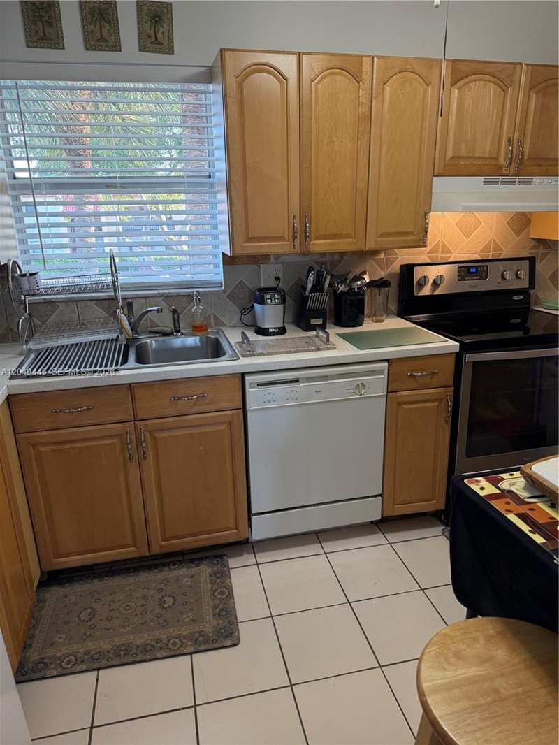 GOLDEN LAKES VILLAGE COND