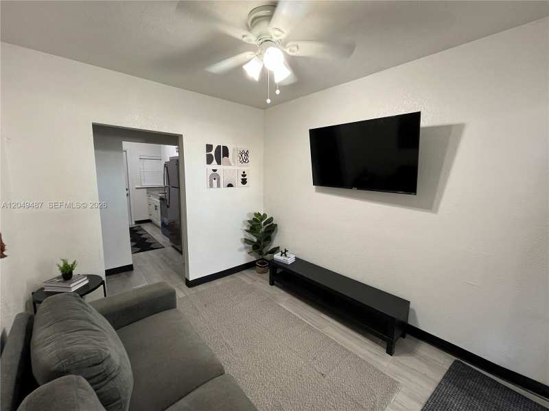 140 NW 13th St, Miami FL 33136