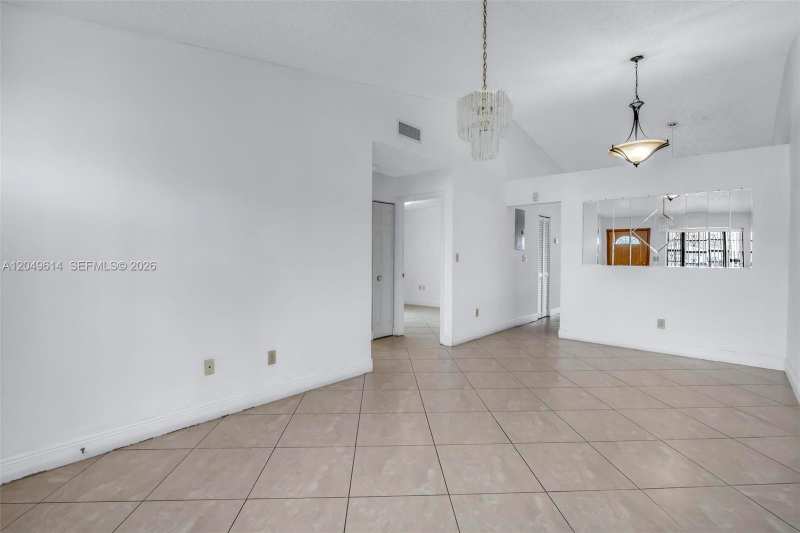 8871 NW 114th St, Hialeah Gardens FL 33018