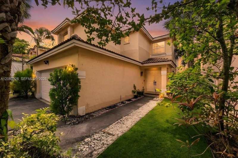 9847 Fairway Cove Ln, Plantation FL 33324