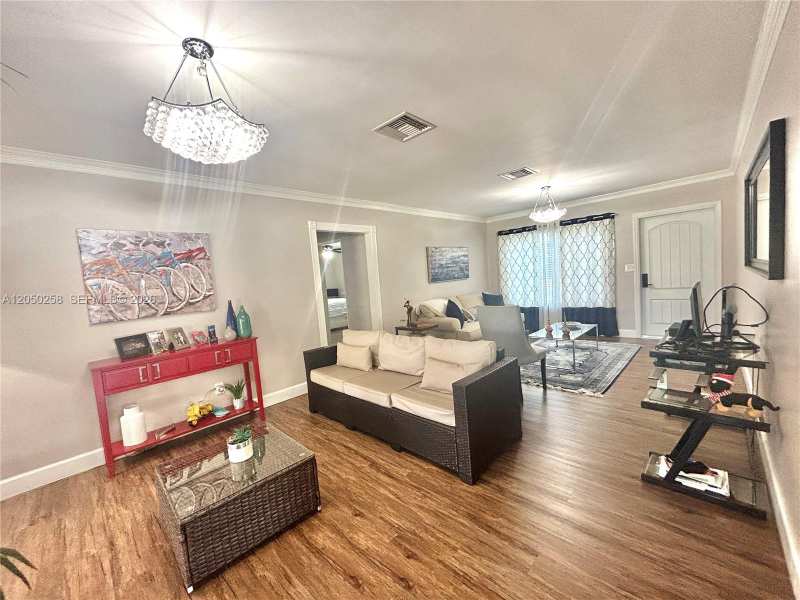 416 Bayberry Dr, Plantation FL 33317