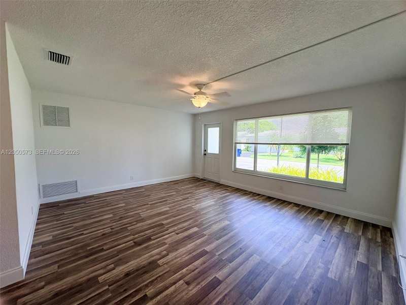 140 NW 27th St, Pompano Beach FL 33064