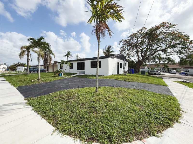 2401 SW 50th Ter, Plantation FL 33317
