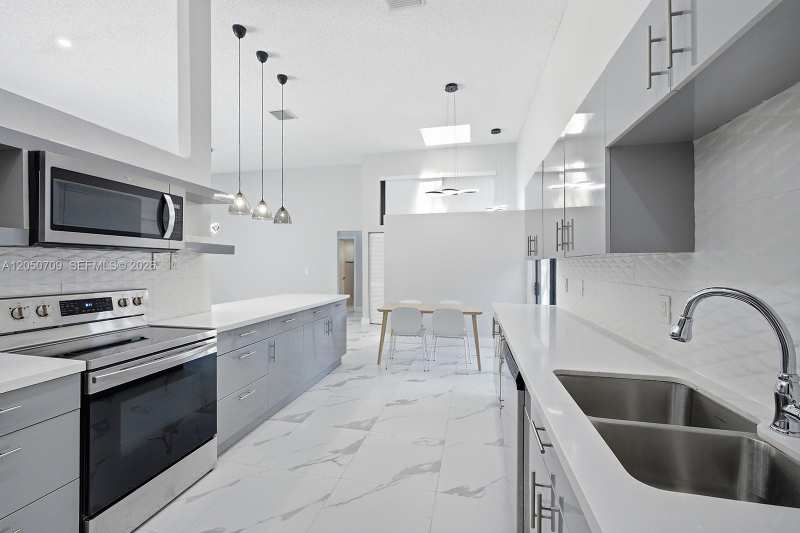 605 Leslie Dr, Hallandale Beach FL 33009