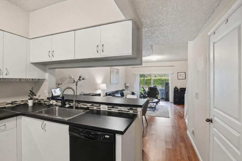 21 Simonton Cir, Weston FL 33326