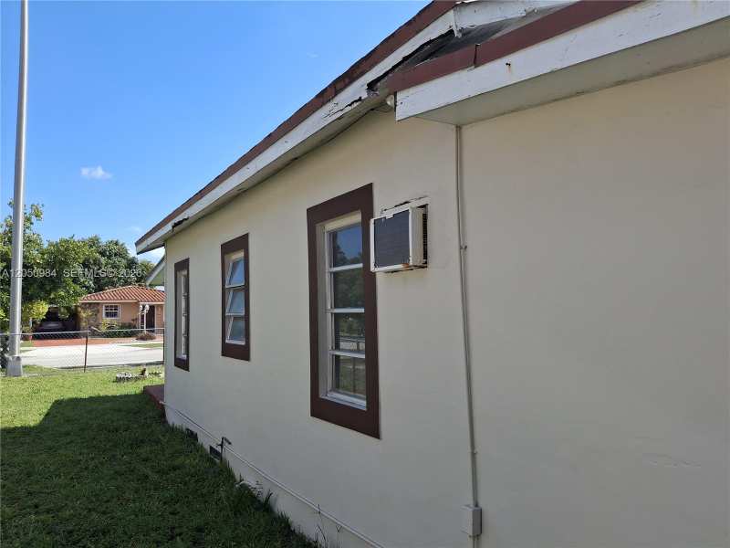 233 E 15th St, Hialeah FL 33010