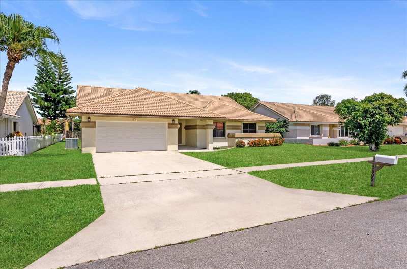 5809 Sun Pointe Circle, Boynton Beach FL 33437