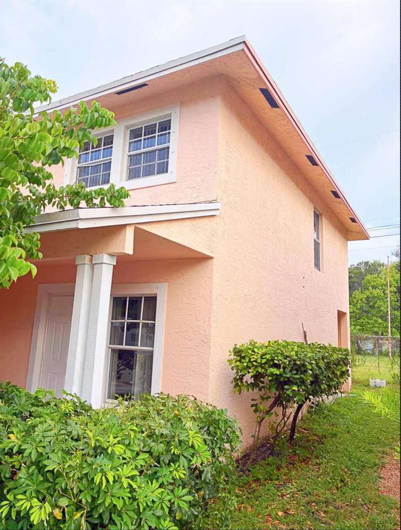 647 Latona Avenue, FL 33460
