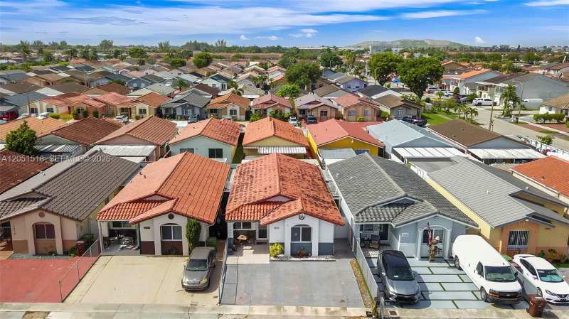 2884 W 75th St, Hialeah FL 33018