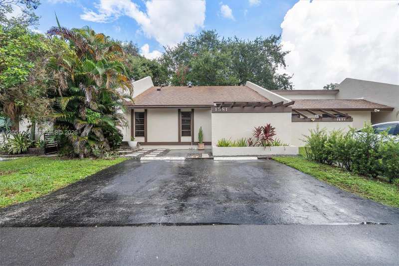 1581 NW 98th Way # 1581, Pembroke Pines FL 33024