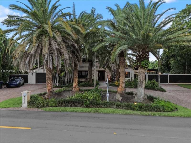 9720 E Calusa Club Dr, Miami FL 33186