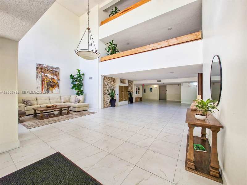 16200 Golf Club Rd # 109, Weston FL 33326
