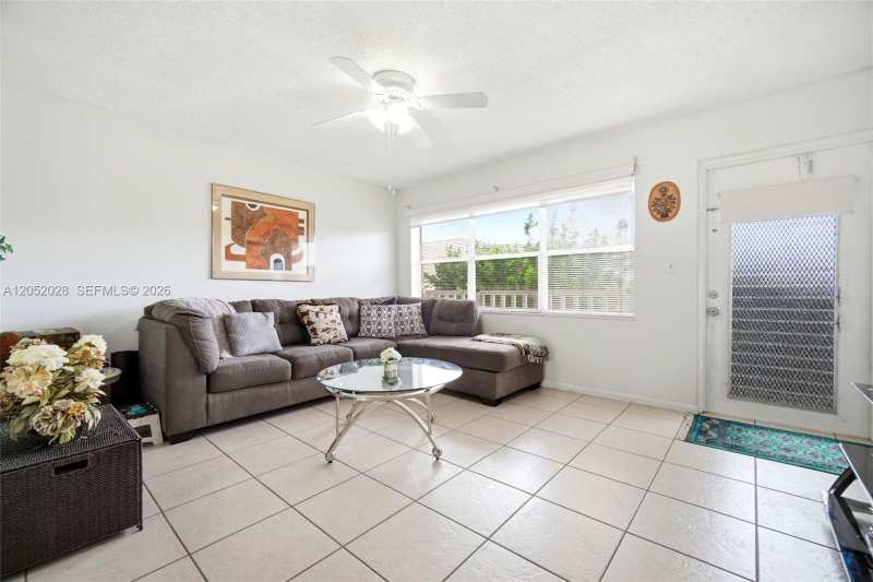 9101 Sunrise Lakes Blvd # 218, Sunrise FL 33322