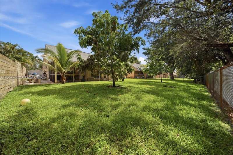 9050 Crescent Dr, Miramar FL 33025