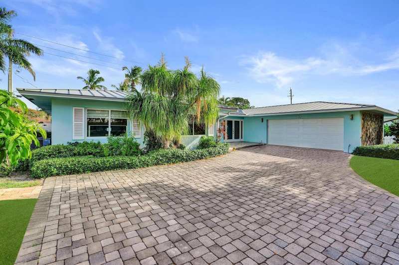 10 Minnetonka Road, Sea Ranch Lakes FL 33308
