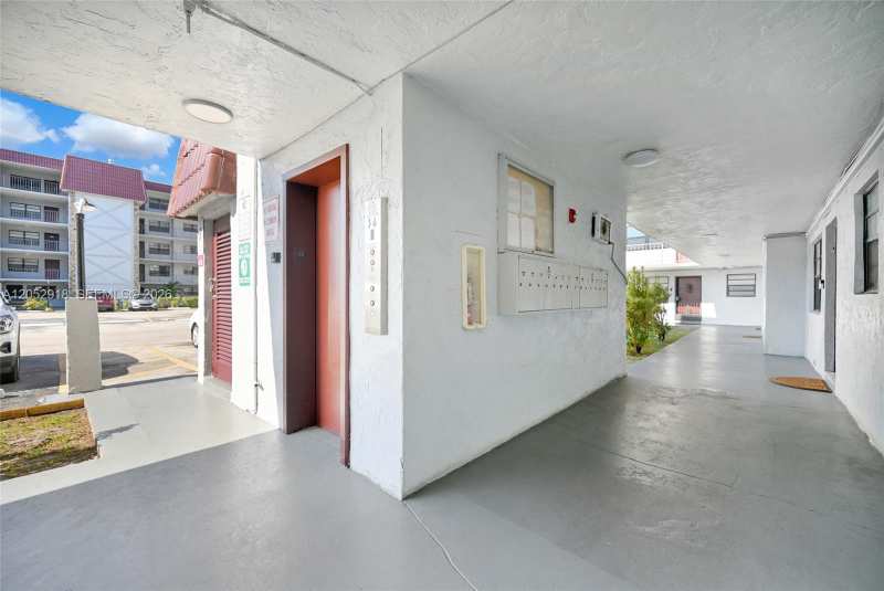 1335 W 68th St # 204, Hialeah FL 33014