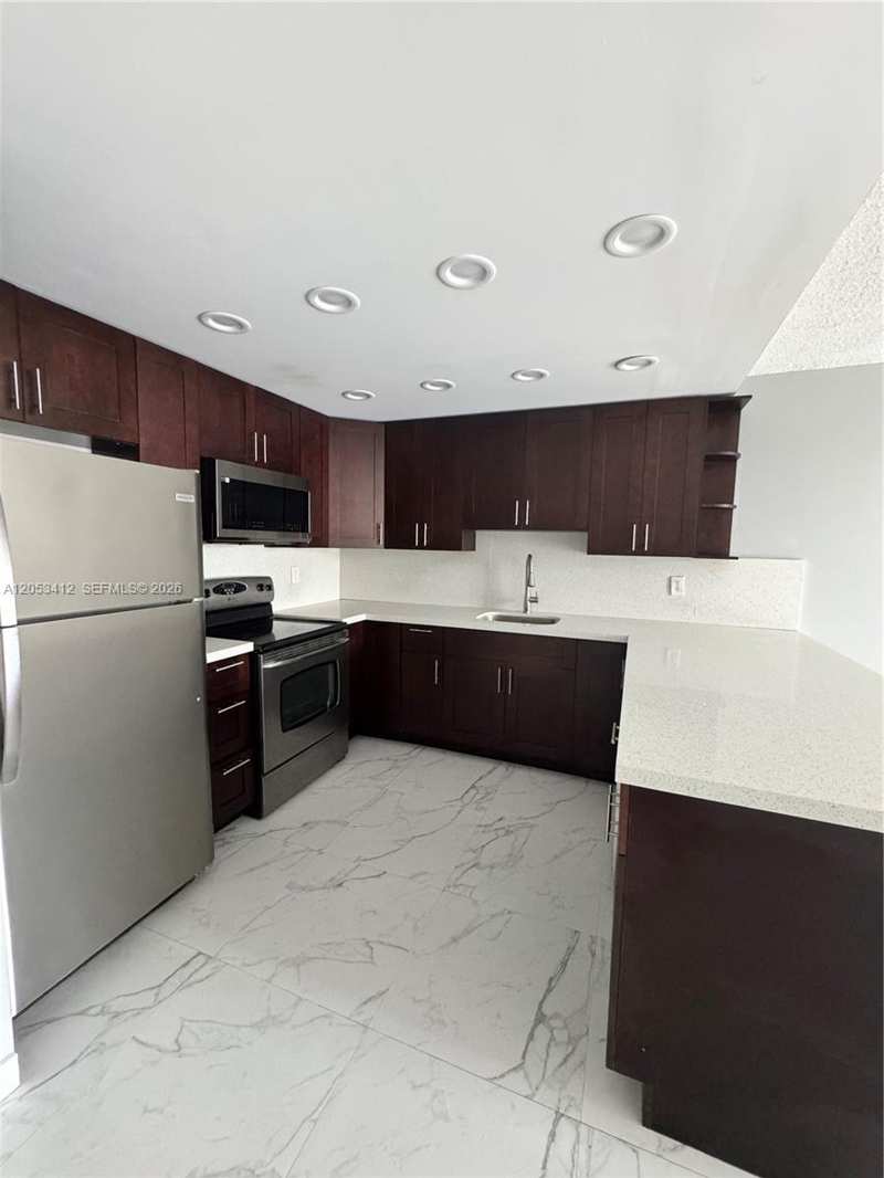 6930 Miami Gardens Dr # 515, Hialeah FL 33015