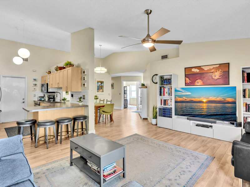 8 Hawthorne Lane, Boynton Beach FL 33426