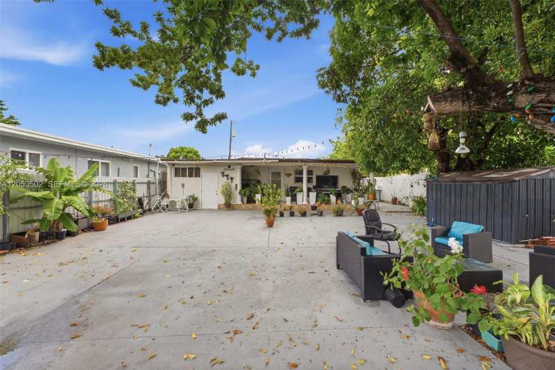 419 SE 3rd St, Hialeah FL 33010
