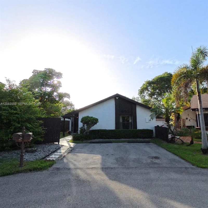 1490 Flamingo Ct, Pembroke Pines FL 33026