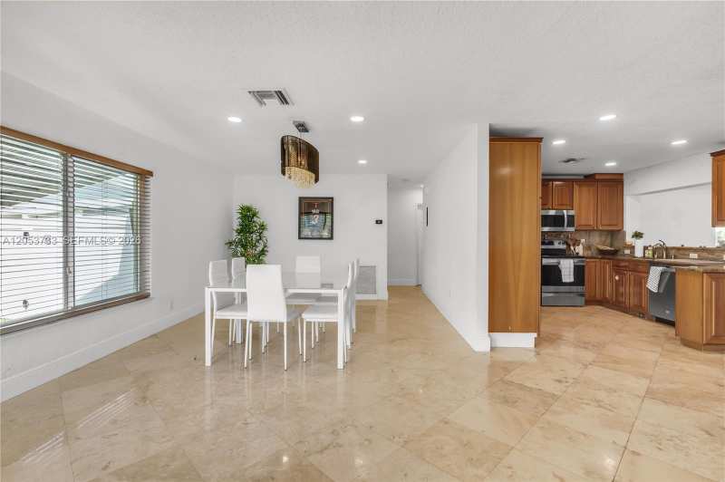 2424 NE 18th Ave, Wilton Manors FL 33305