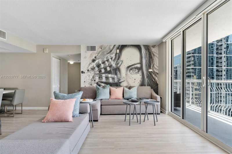 1200 Brickell Bay Dr # 2423, Miami FL 33131